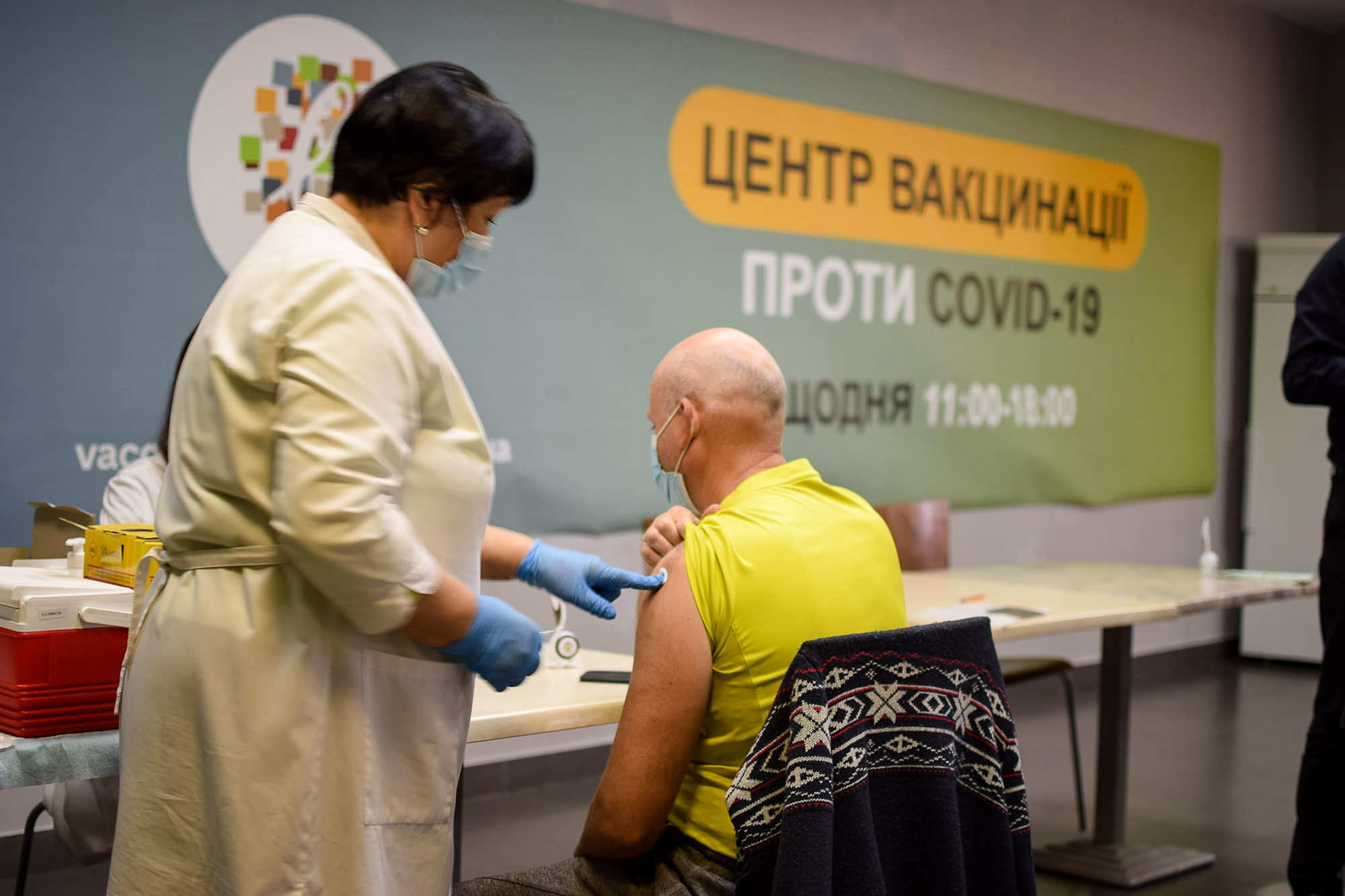 Fully vaccinated Ukrainians will get Hr 1,000 ($40) from government