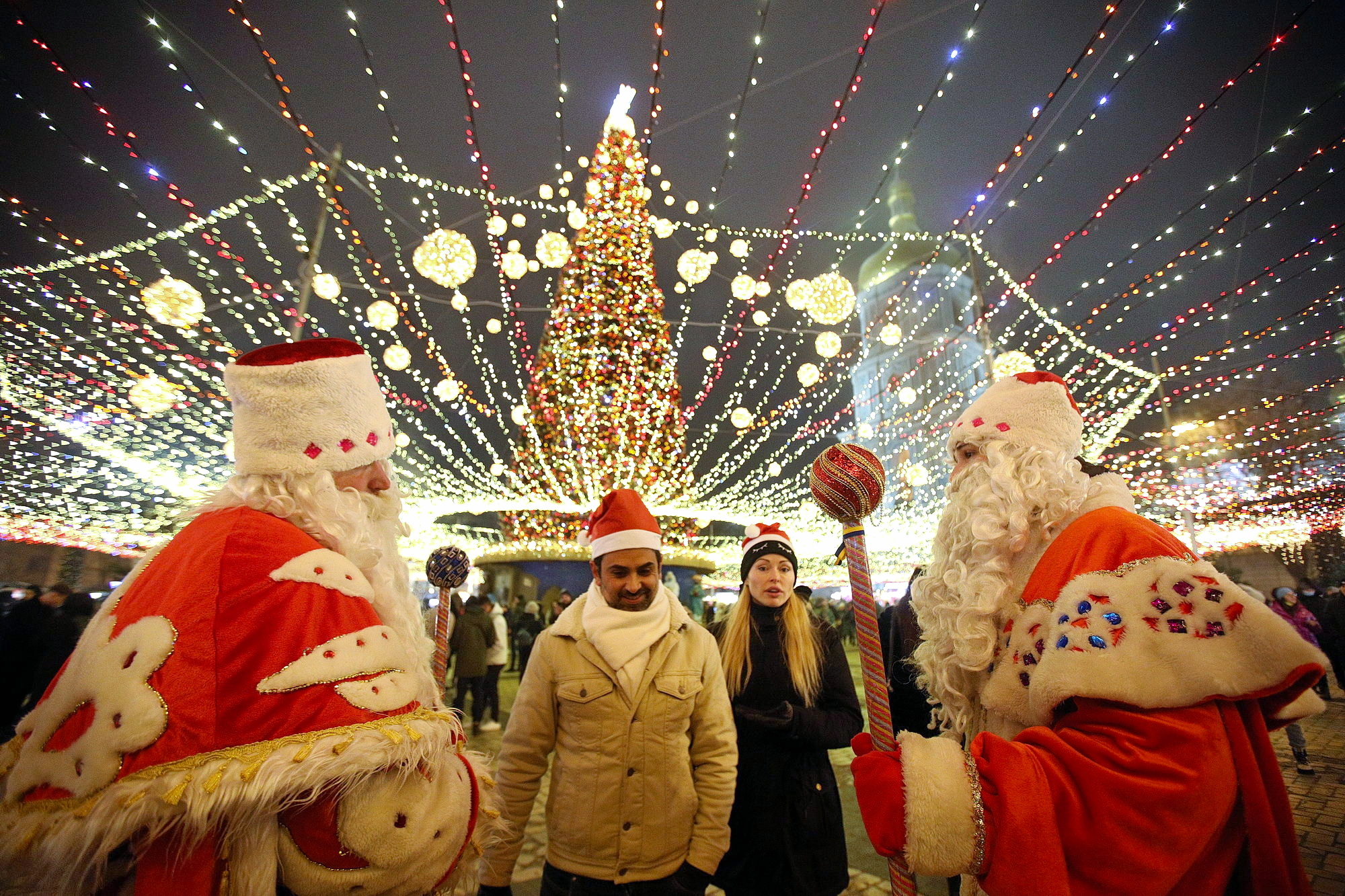 Kyiv’s colorful, crowded Christmas markets in 10 best photos