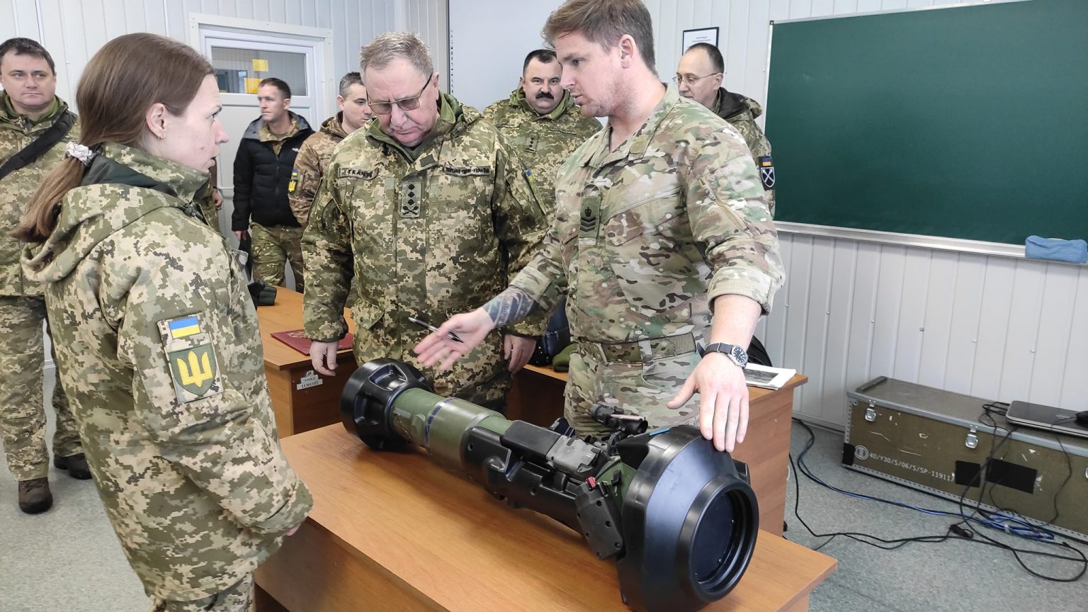 British instructors train Ukrainian military to operate NLAW tank killers (PHOTOS)