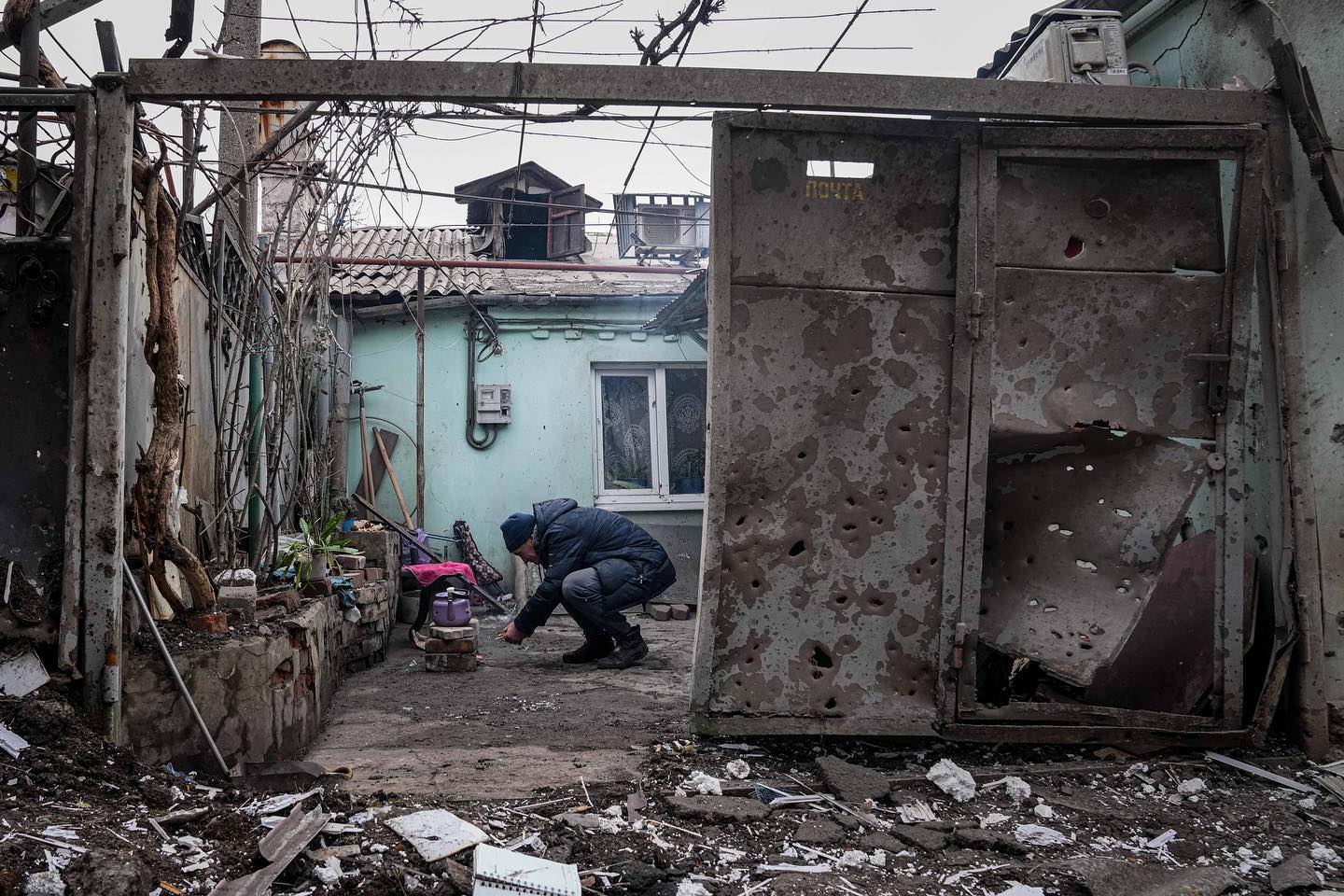 300,000 people trapped in besieged Mariupol face living hell