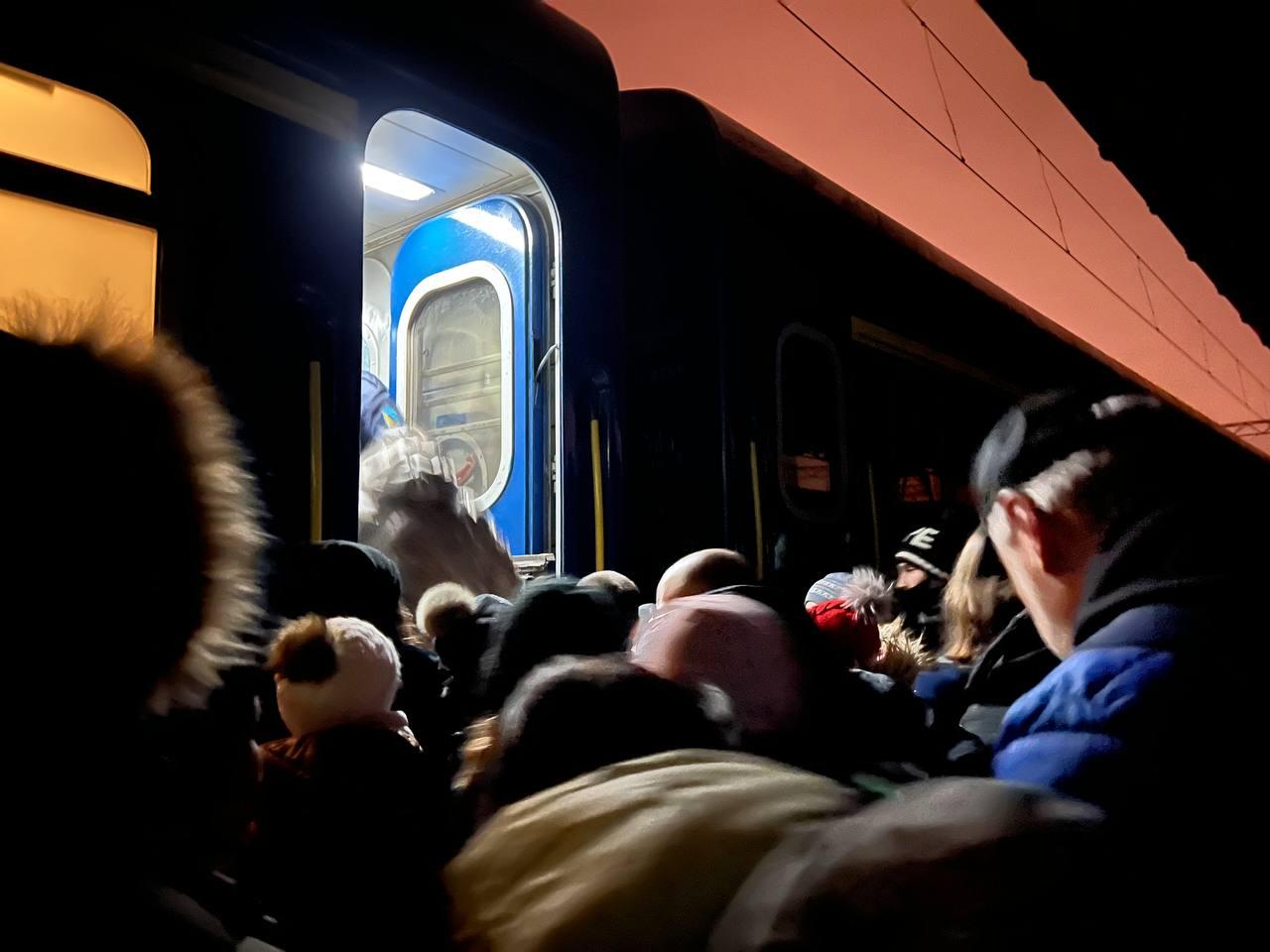 Kyiv train station mayhem as thousands rush to flee