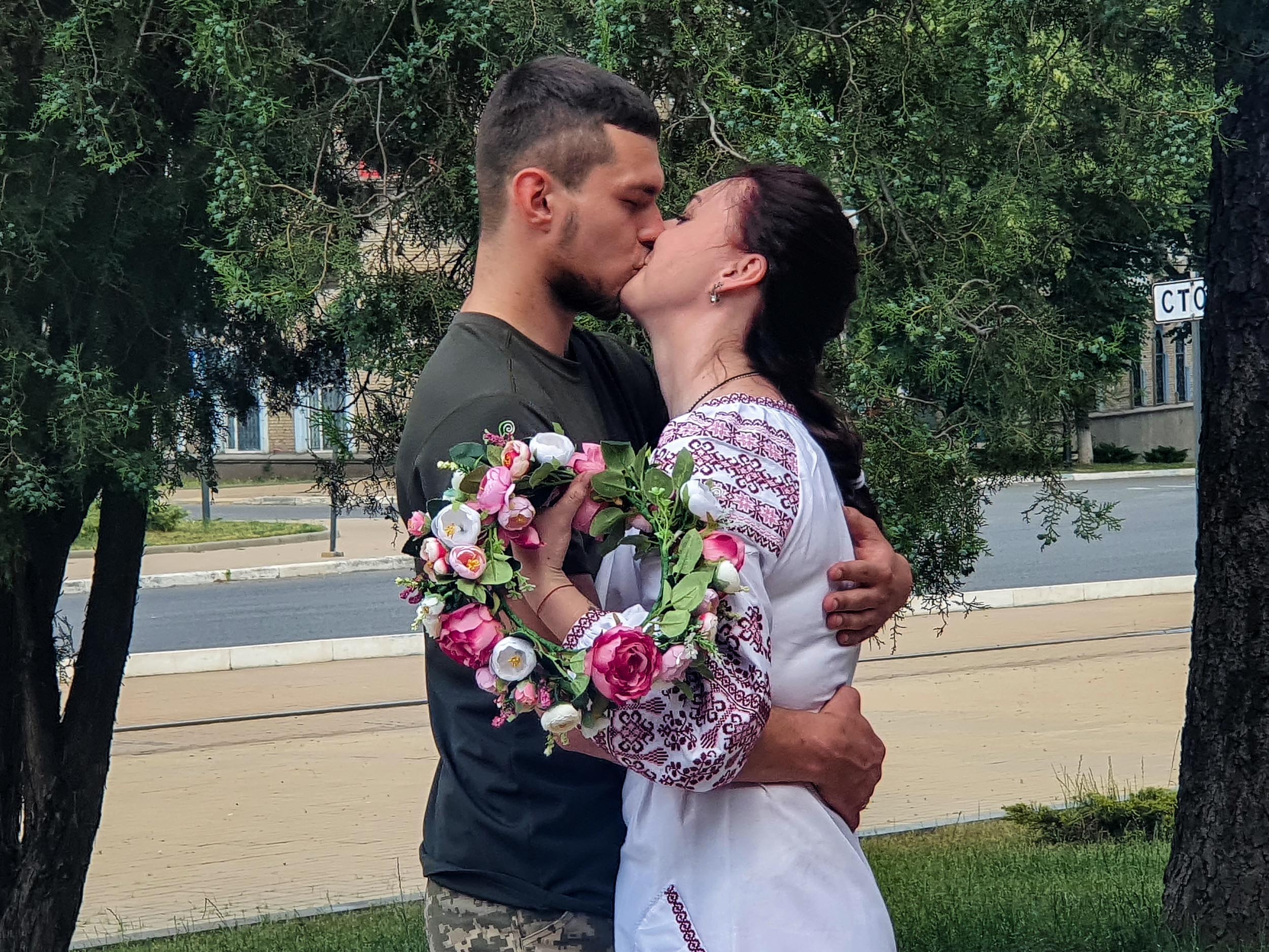 Two military couples who met at war celebrate wedding in Donbas
