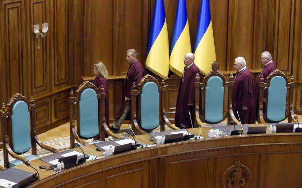 Zelensky signs judicial bill that may block European integration, undermine Western support