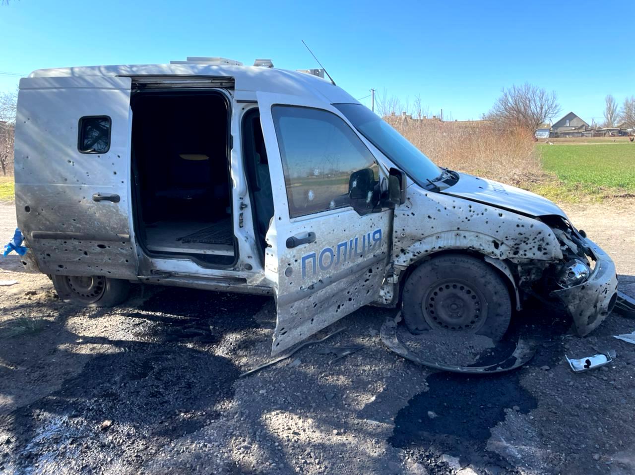 Police and aid workers come under fire in Kherson Oblast