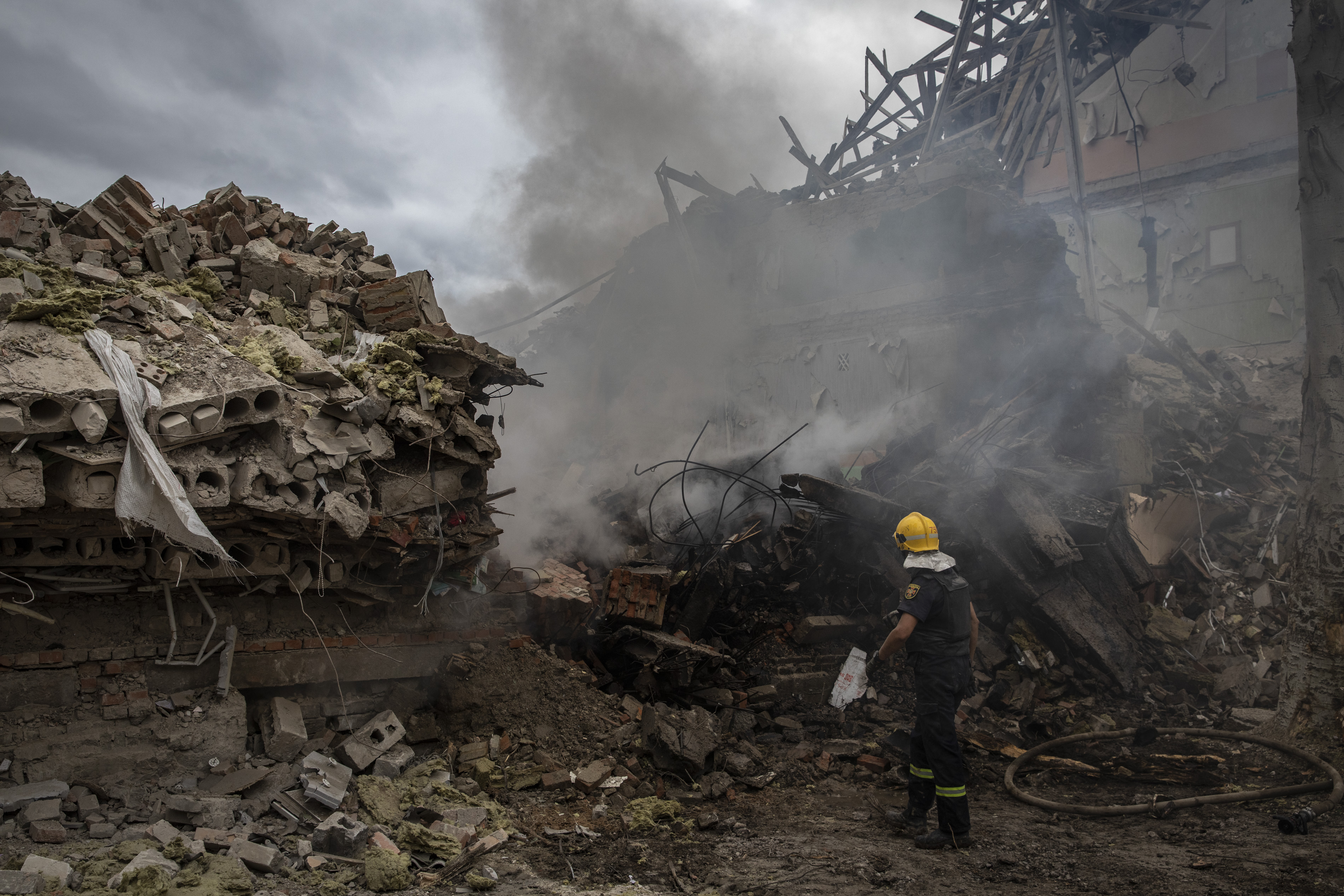 As Russia destroys Donbas, people leave homes in mandatory evacuation drive (PHOTOS)