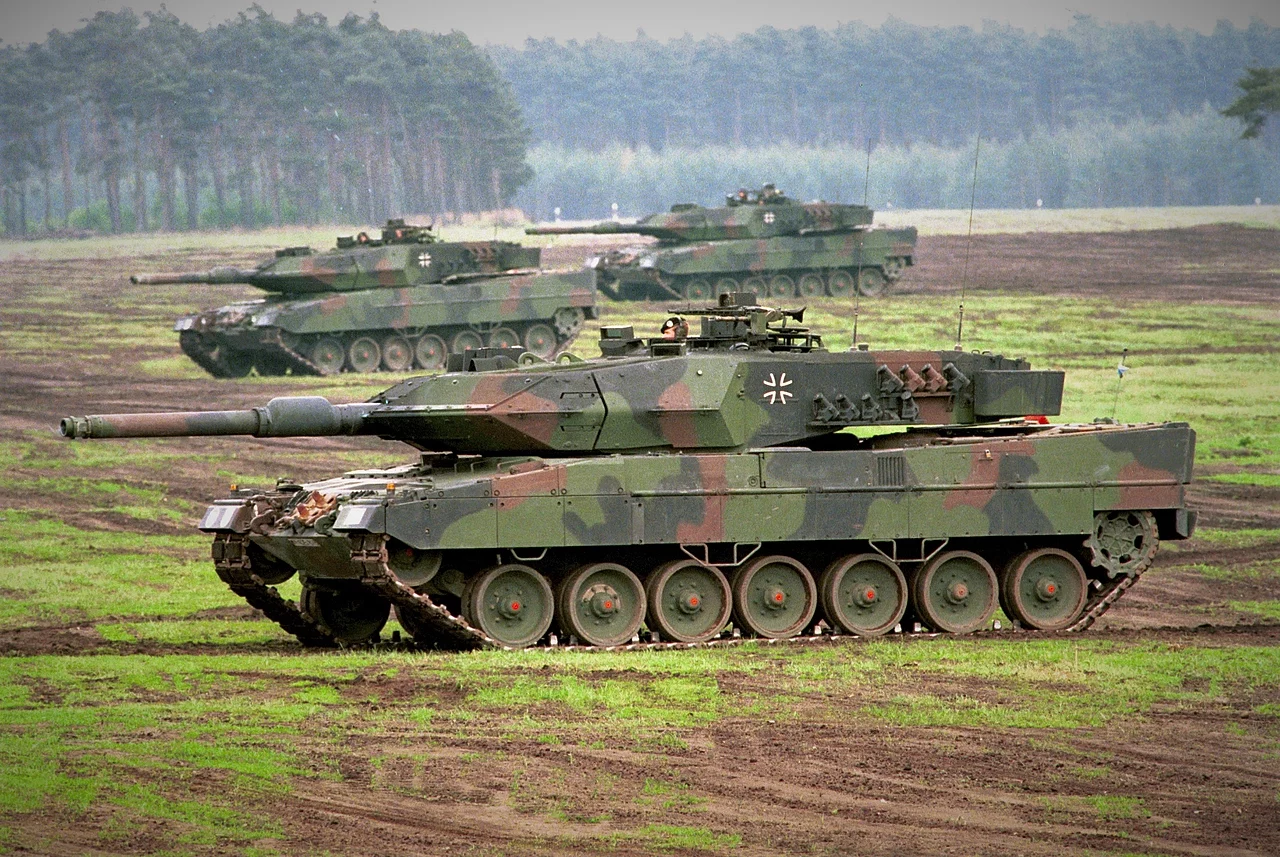 Minister: Canada to send 4 Leopard tanks to Ukraine.