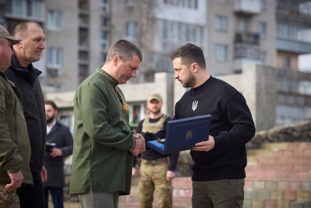 Zelensky travels to Sumy Oblast, hands 'Hero City' award to Okhtyrka Mayor