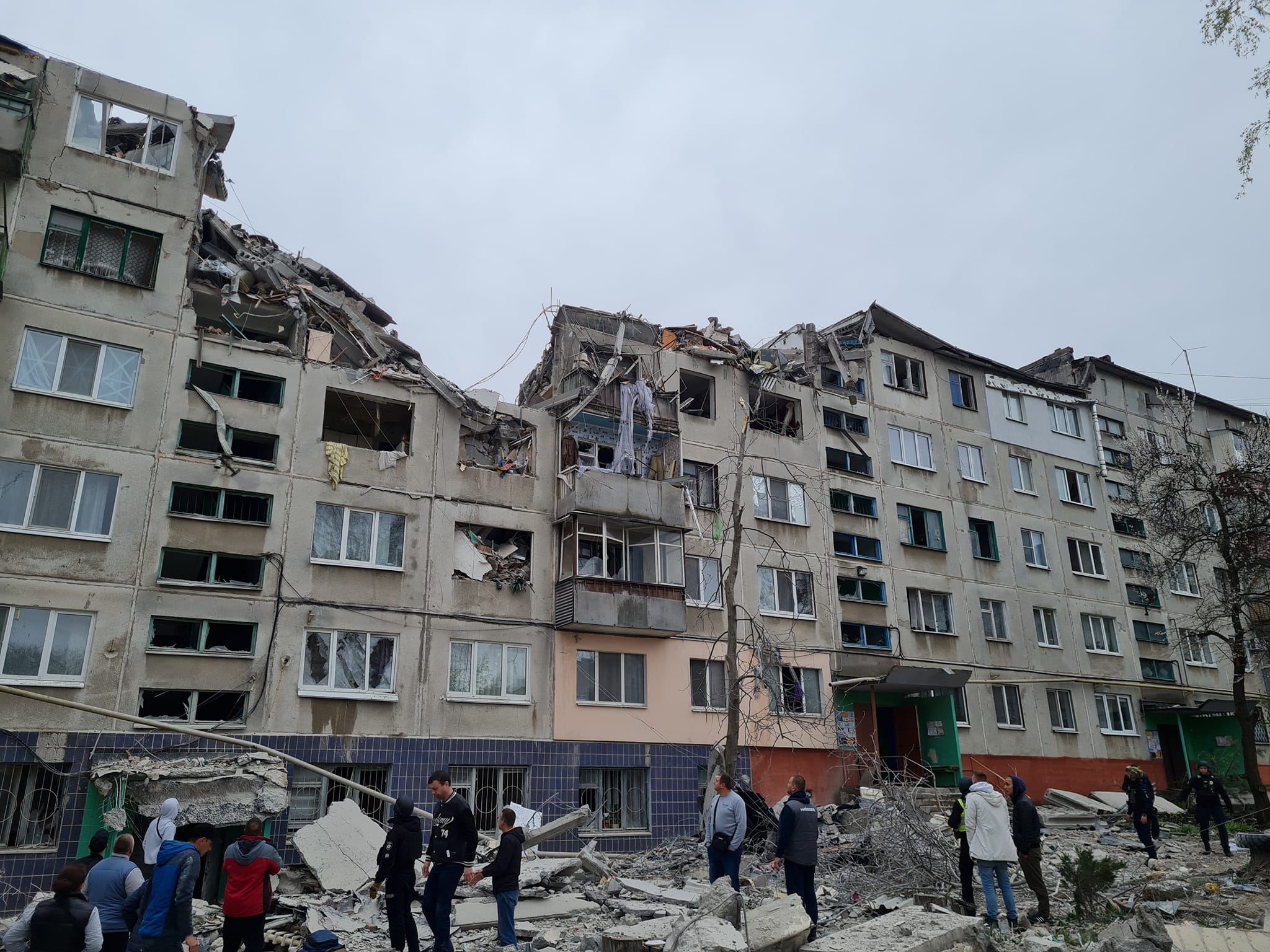 Russia launches several attacks against Sloviansk on April 14, killing 1