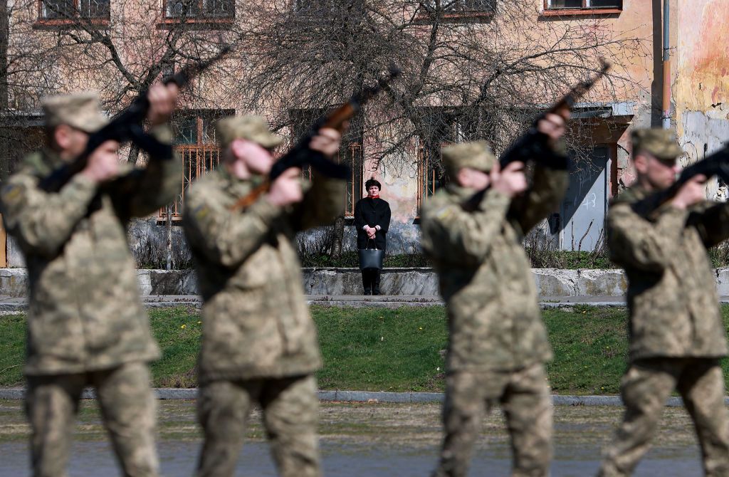 Group of authors: Surveys show Ukrainians don't want 'Kalashnikov society'