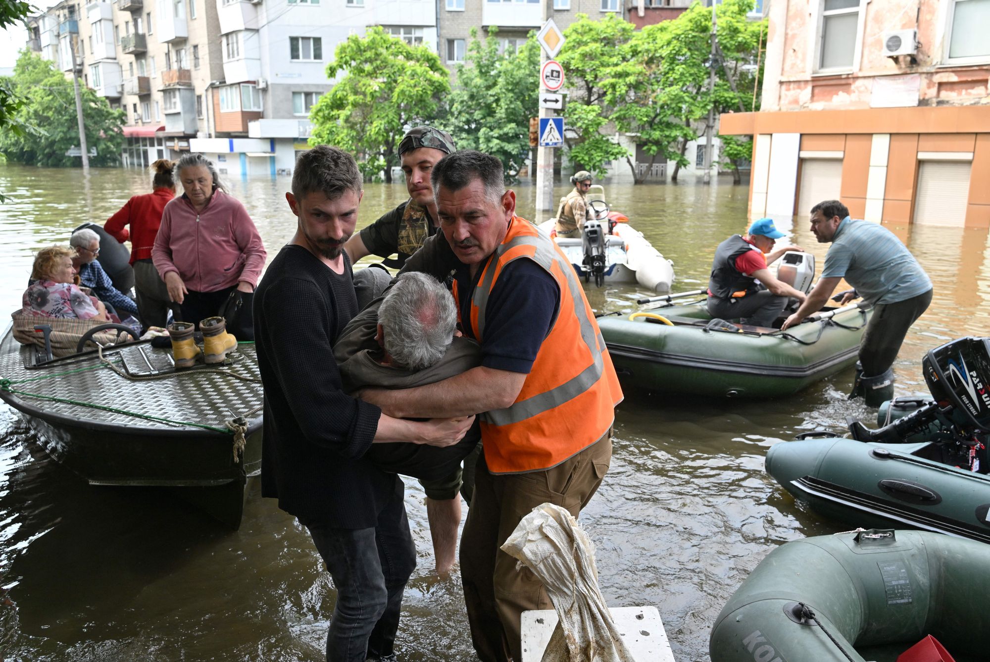 'Unity is key.' Volunteers join forces to save flood-hit Kherson Oblast