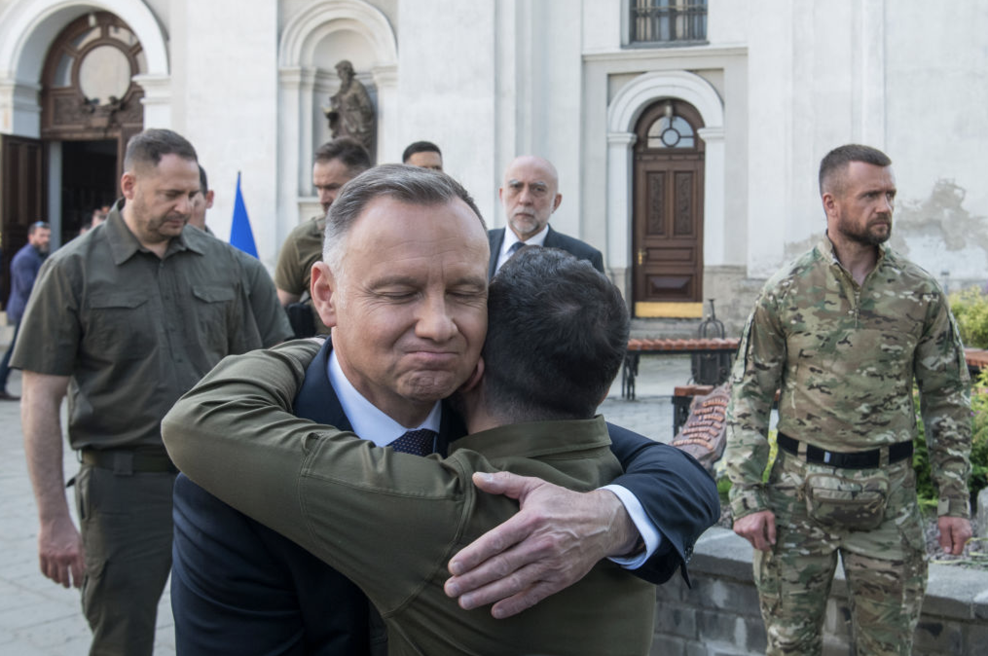 El presidente Volodymyr Zelensky y su homólogo polaco Andrzej Duda conmemoran a las víctimas de la masacre de Volyn en Lutsk, Ucrania, el 9 de julio de 2023.