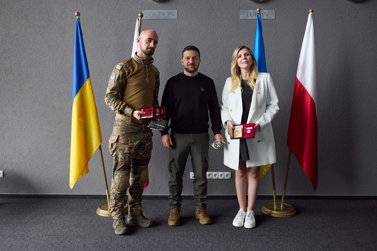 Zelensky presents state awards to Polish volunteers