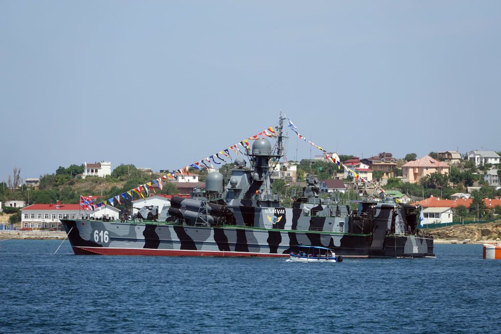 Украина нанесла удар по российскому ракетоносцу морским беспилотником