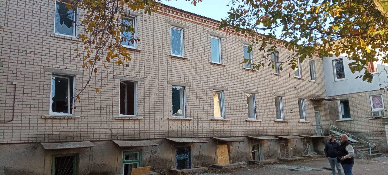 Russian strikes in Kherson Oblast damage hospital, fire station, injure 2