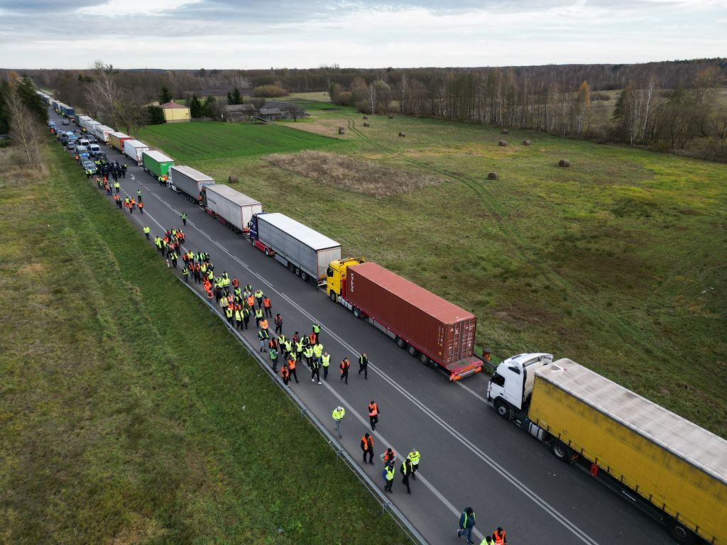 Media: Polish border guards allegedly refuse entry of humanitarian goods into Ukraine