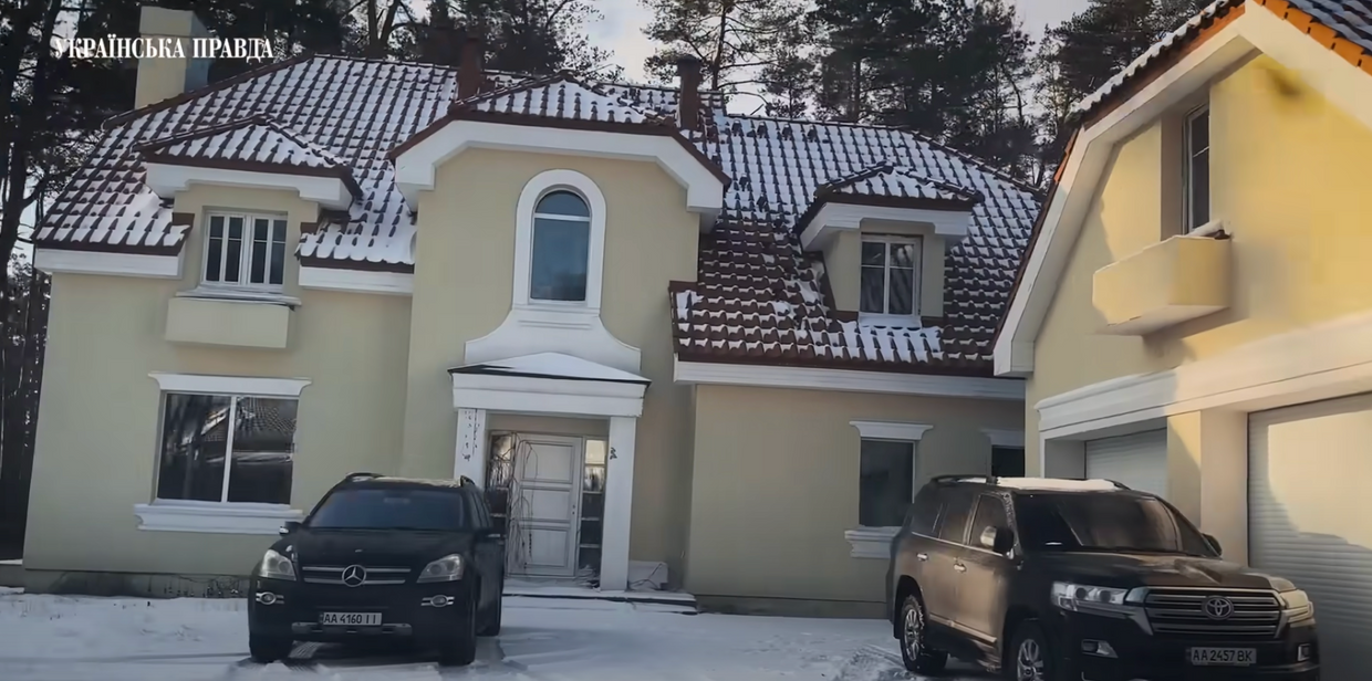 Investigative Stories From Ukraine: Zelensky’s deputy chief of staff lives in a villa owned by people tied to Yanukovych