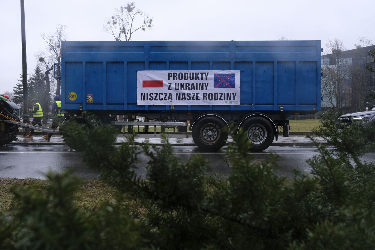 Polish farmers threaten to extend border blockade until April, block buses from crossing