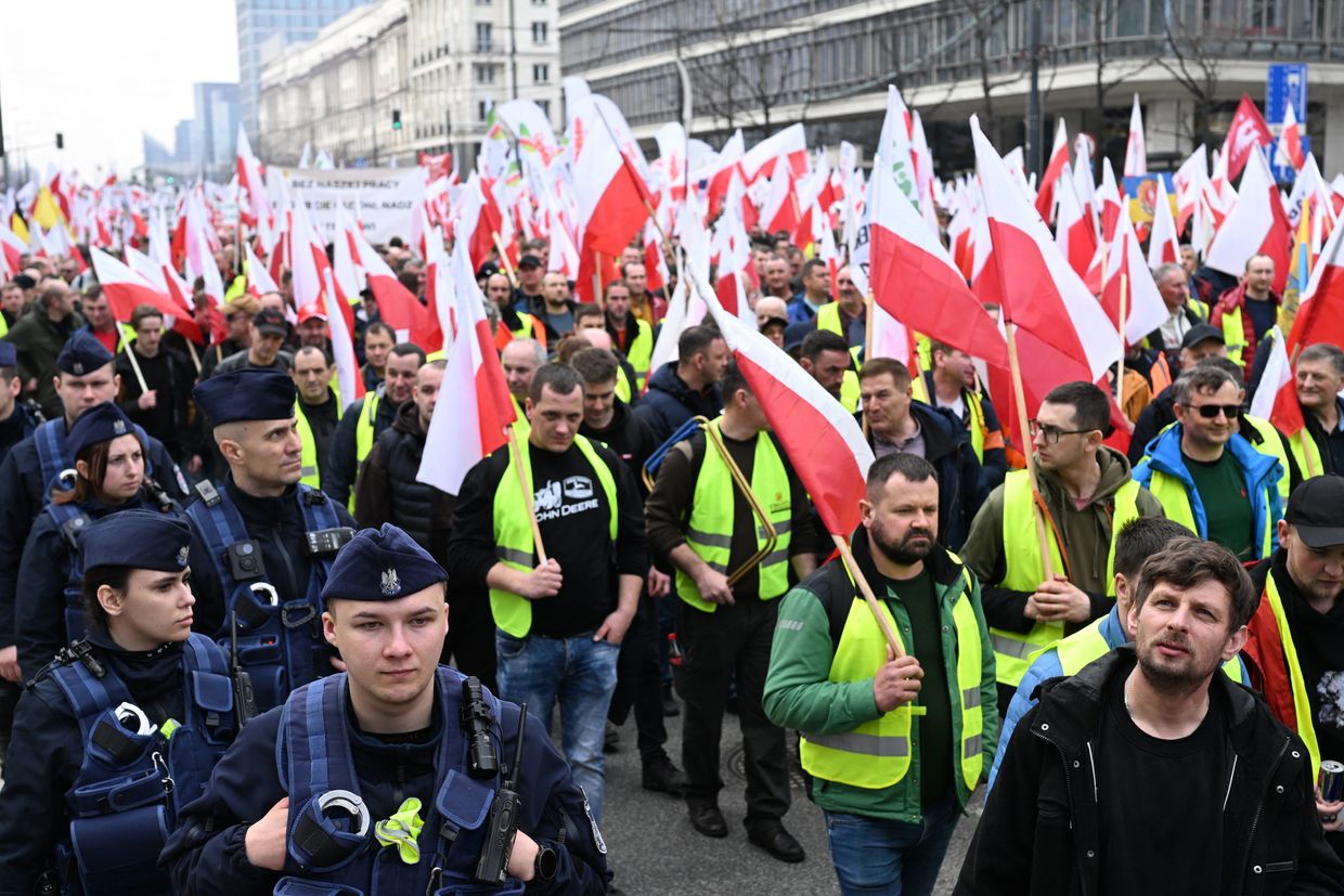 Polish farmers stage mass protest in Warsaw against Ukrainian imports, EU Green Deal