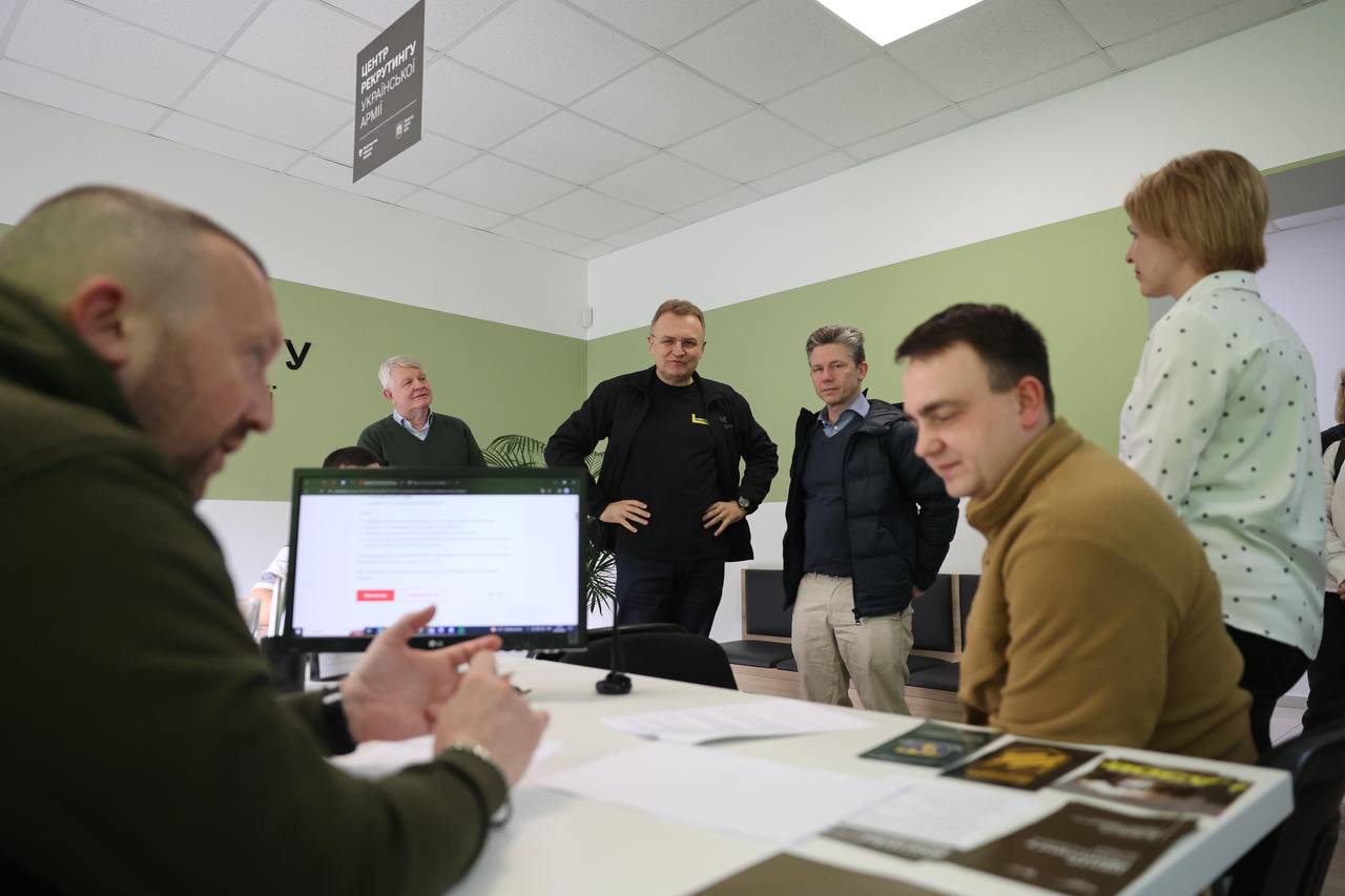 Sweden's defense minister meets Lviv mayor, visits military recruitment center