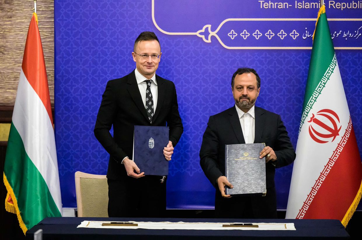 Hungarian FM visits Iran, signs trade agreement
