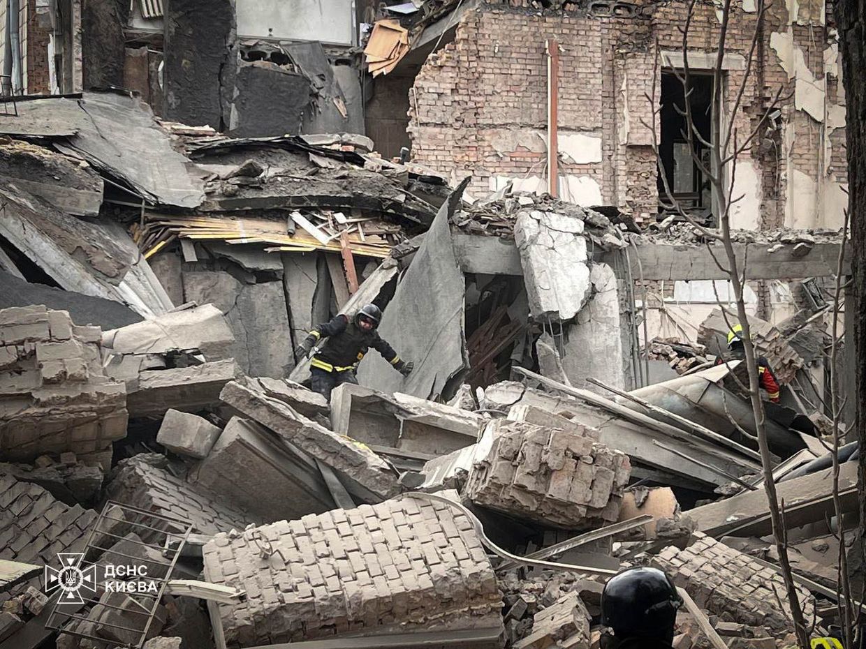 Россия нанесла очередной ракетный удар по Киеву, ранив как минимум 4 человек