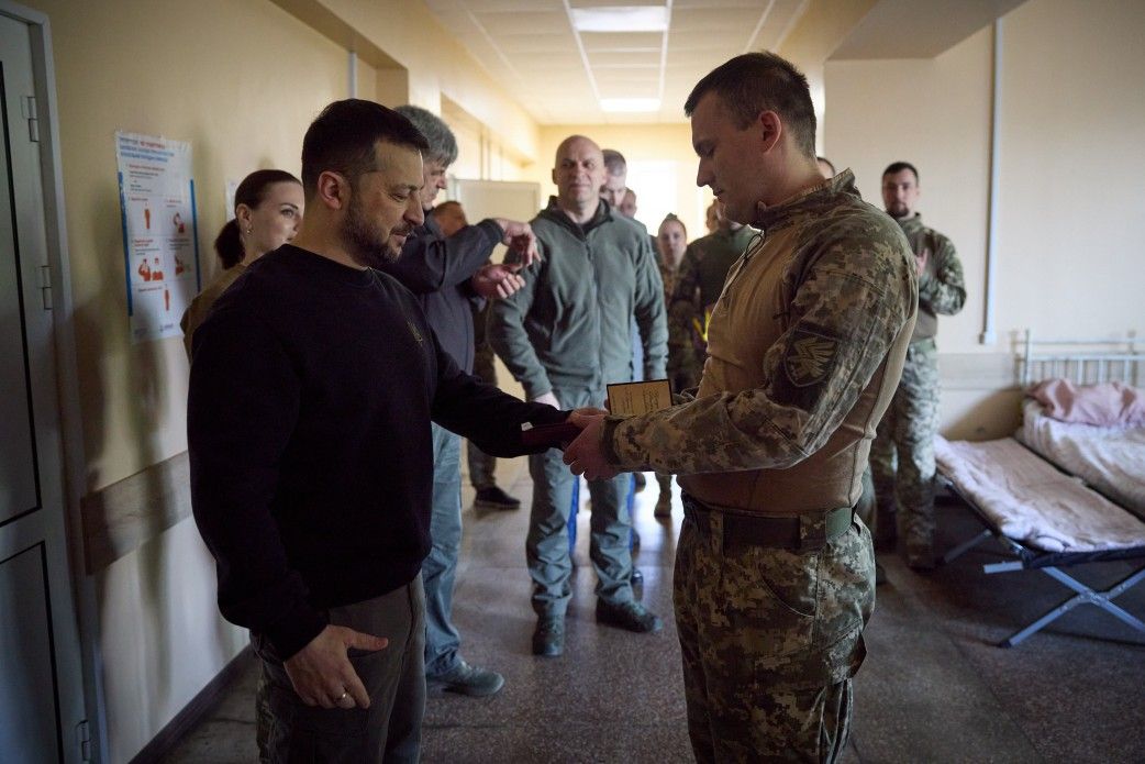 Zelensky visits soldiers undergoing medical treatment in Donetsk Oblast
