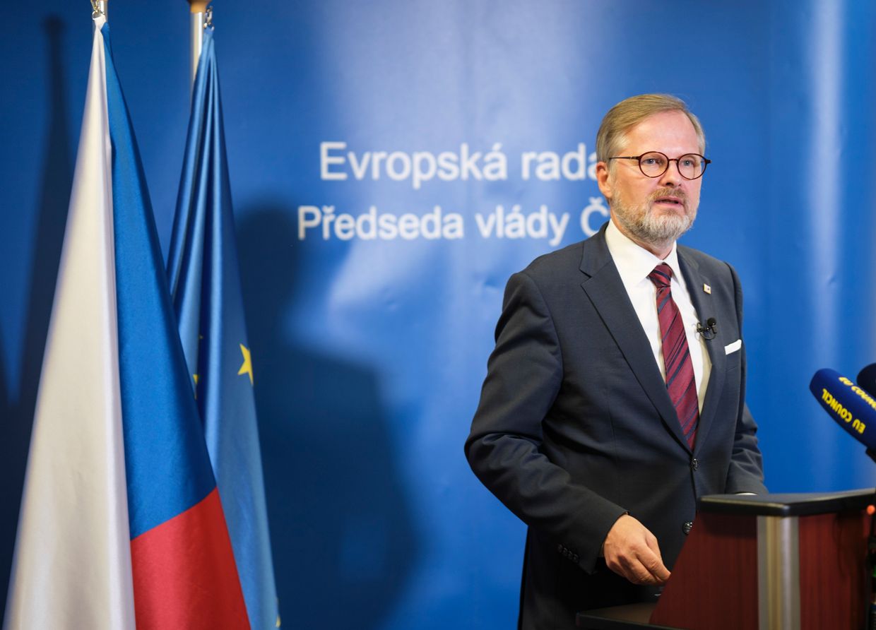 Český premiér má podezření z ruské účasti na žhářských útocích na pražský autobus