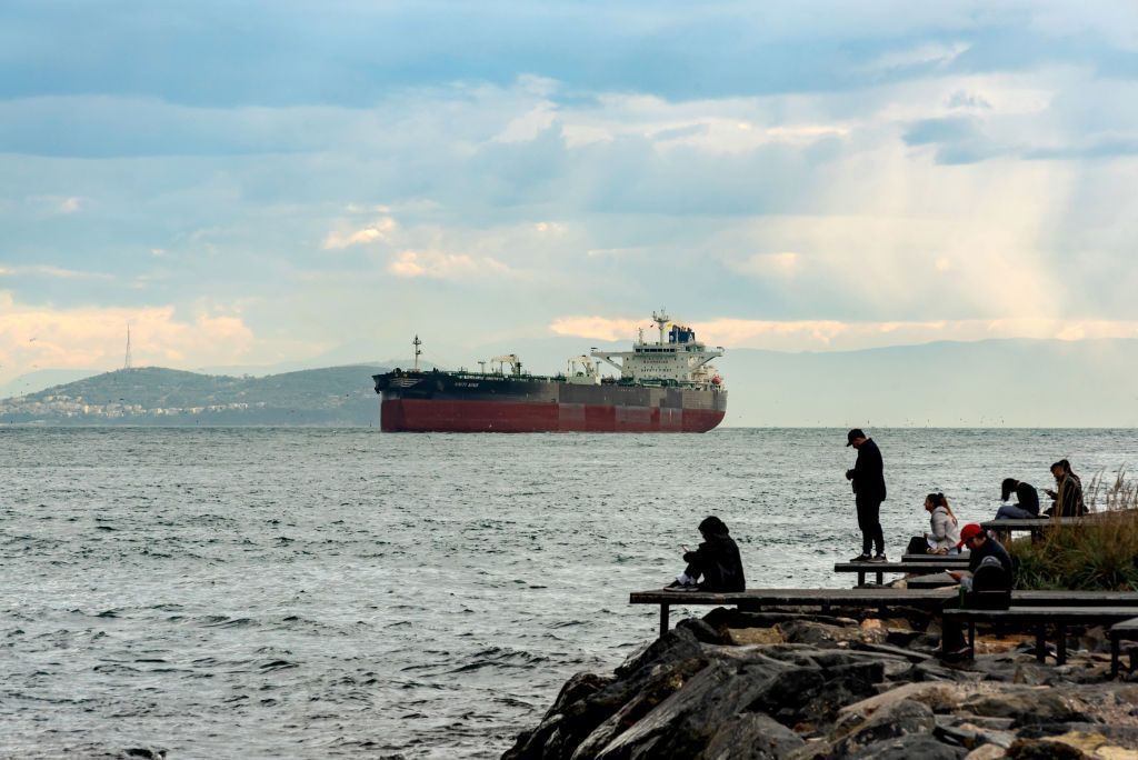 65 oil tankers drop anchor after latest US sanctions against Russia, Reuters reports