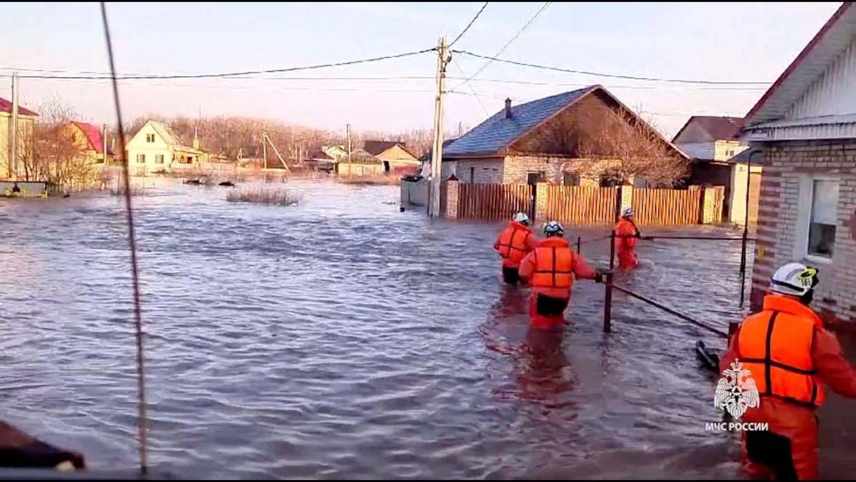 Russian media: Orsk oil refinery suspends work after dam breach, floods