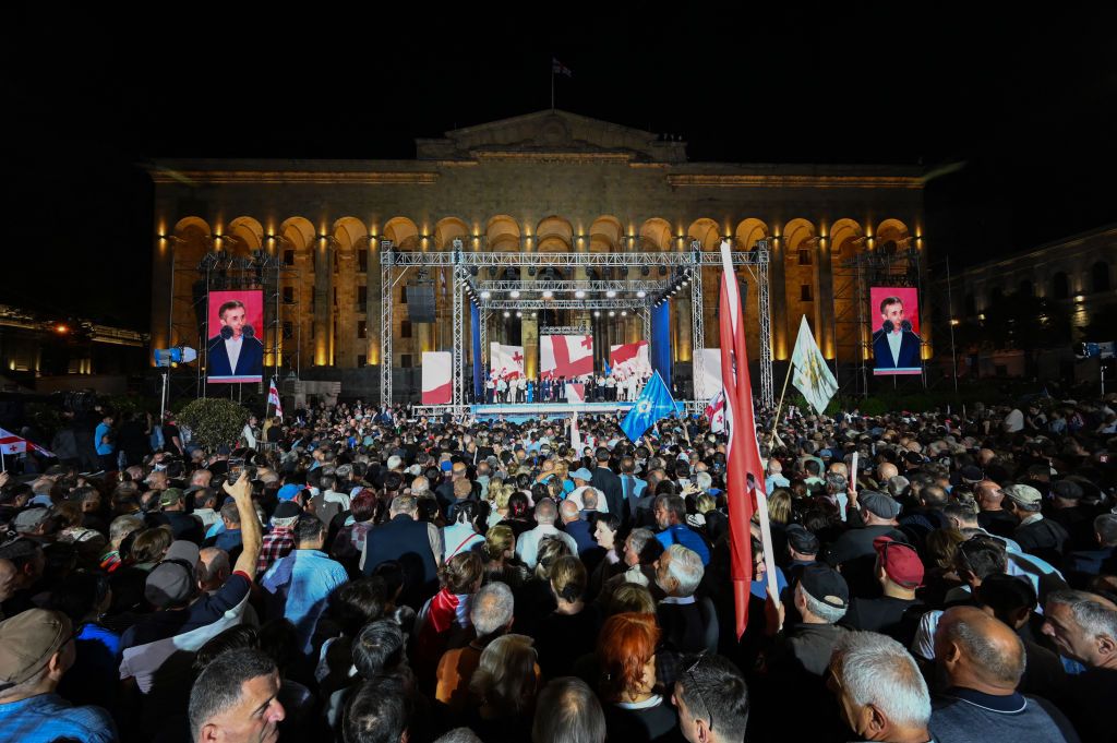 Pemerintah Georgia mengorganisir unjuk rasa anti-Barat secara besar-besaran ketika berupaya untuk mengesahkan undang-undang “gaya Rusia”.