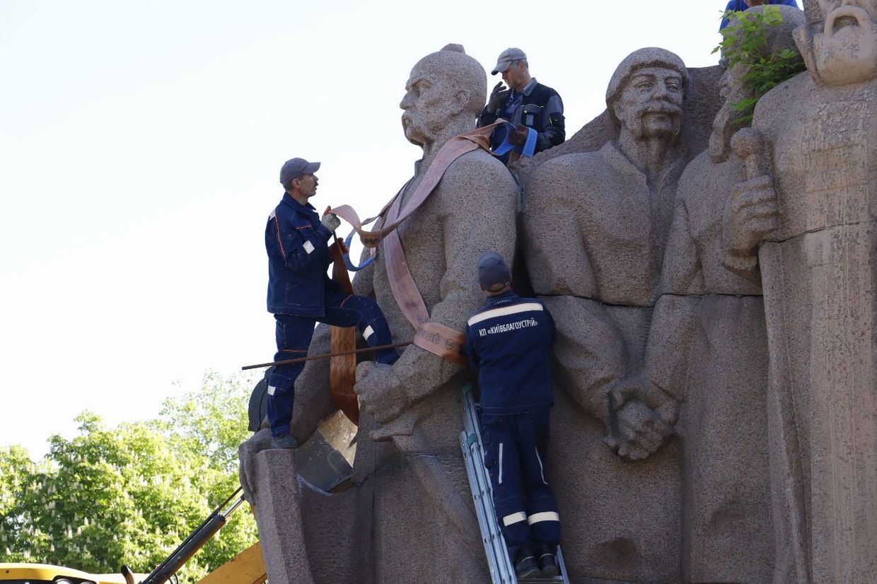 Kyiv authorities begin dismantling historical monument to Pereiaslav Council