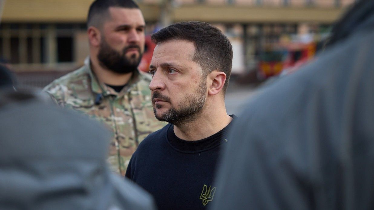 Zelensky visits Dnipro after Russian strike, calls for air defenses from partners