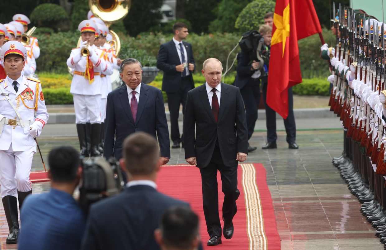 Moscow, Hanoi sign over 10 documents during Putin's Vietnam visit