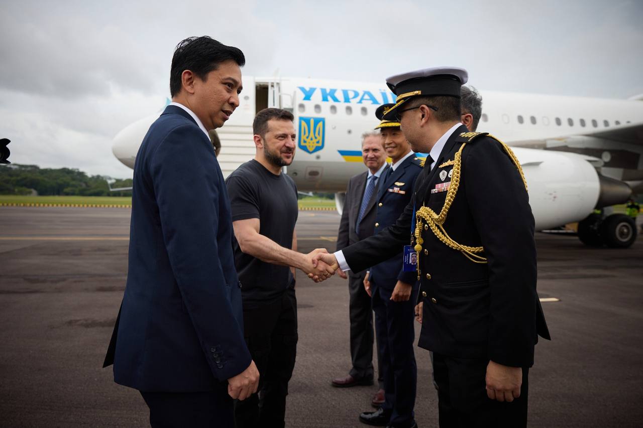 Zelensky arrives in Singapore for security conference