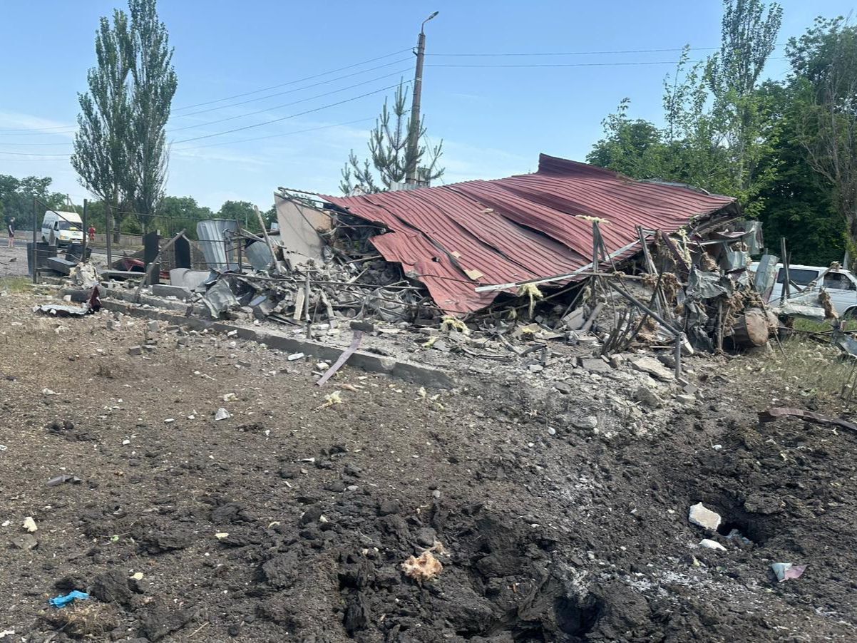 Russian attacks on Kherson, Donetsk oblasts kill 1, injure 7
