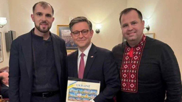 Serhii Gadarzhi (L), who lost his wife and child in a Russian strike on Odesa, Ukraine, with Mike Johnson, U.S. House Speaker (C), and Pavlo Unguryan (R).