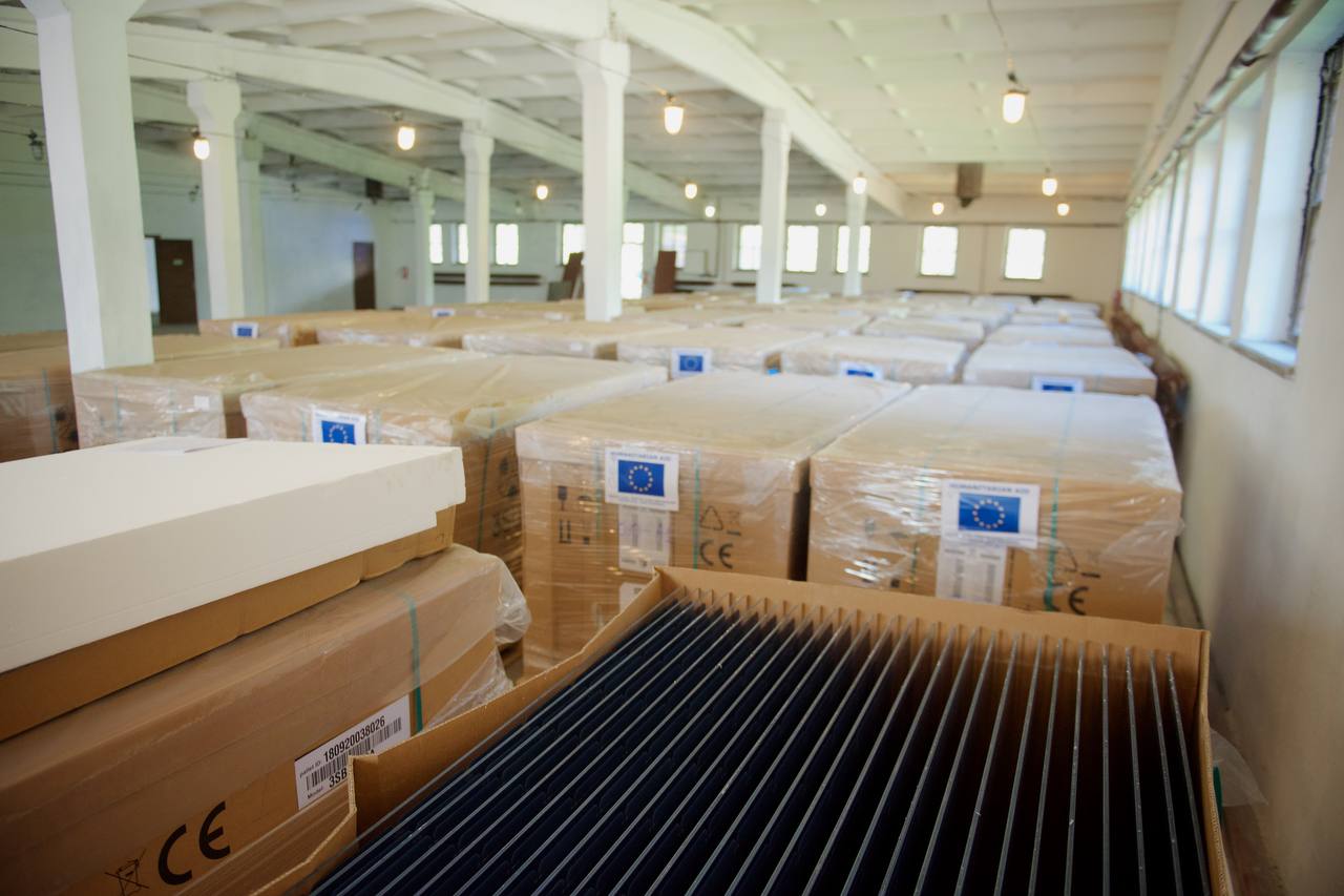 Ukraine receives nearly 6,000 solar panels to power hospitals