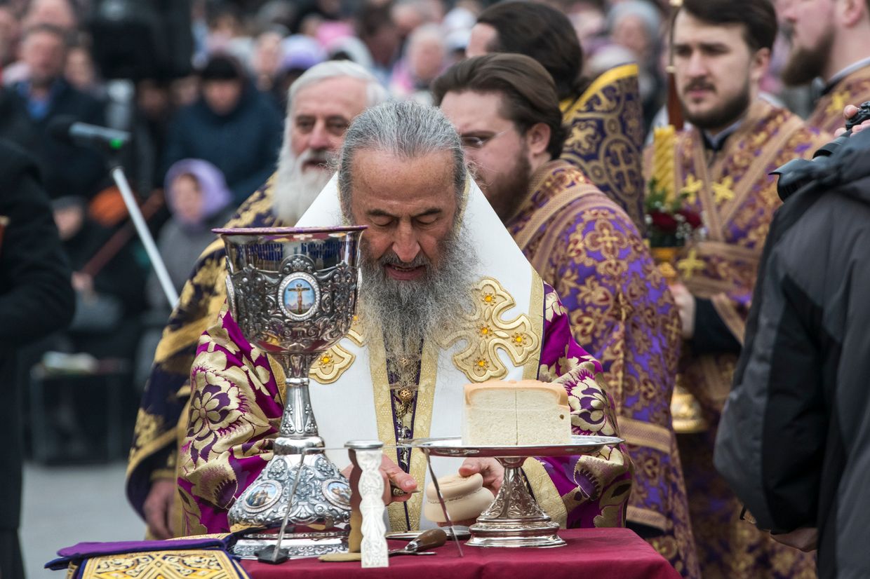 Zelensky firma una ley que podría prohibir una iglesia vinculada a Moscú