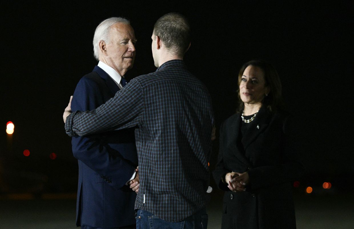 Freed U.S. prisoners arrive in Maryland, greeted by Biden, Harris