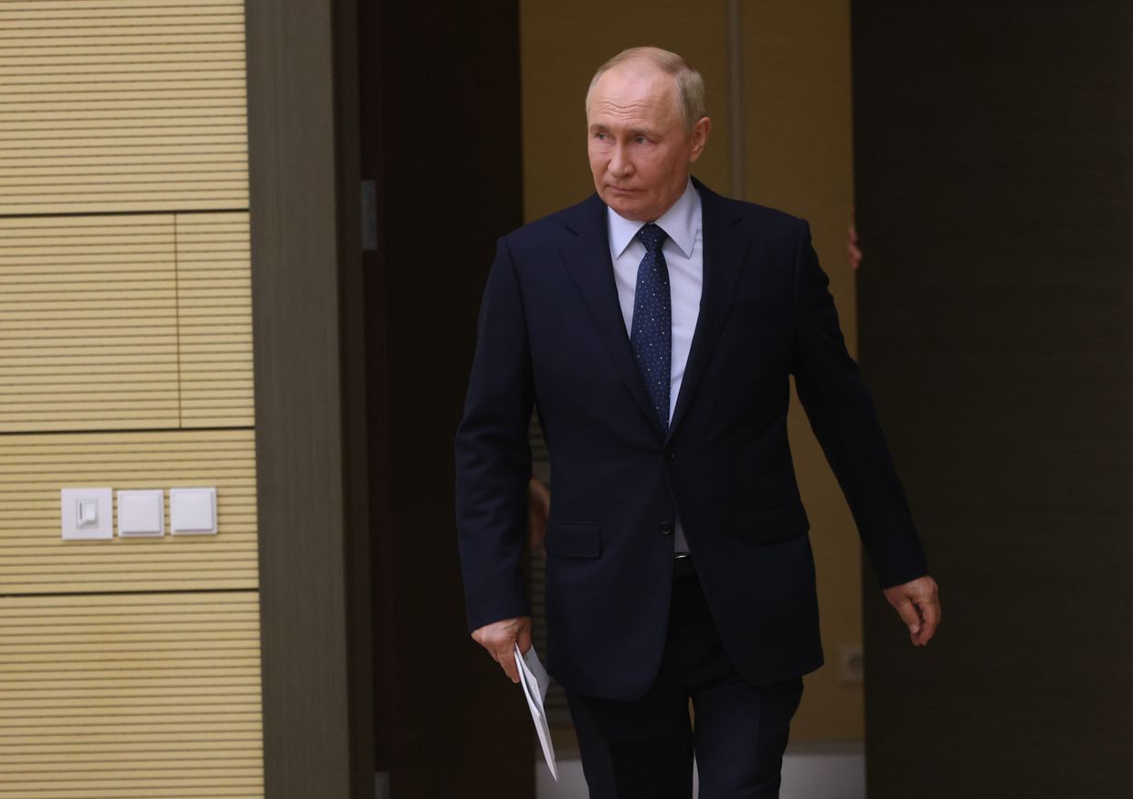 Putin meets top Russian officials over Kursk region situation as more battles reported