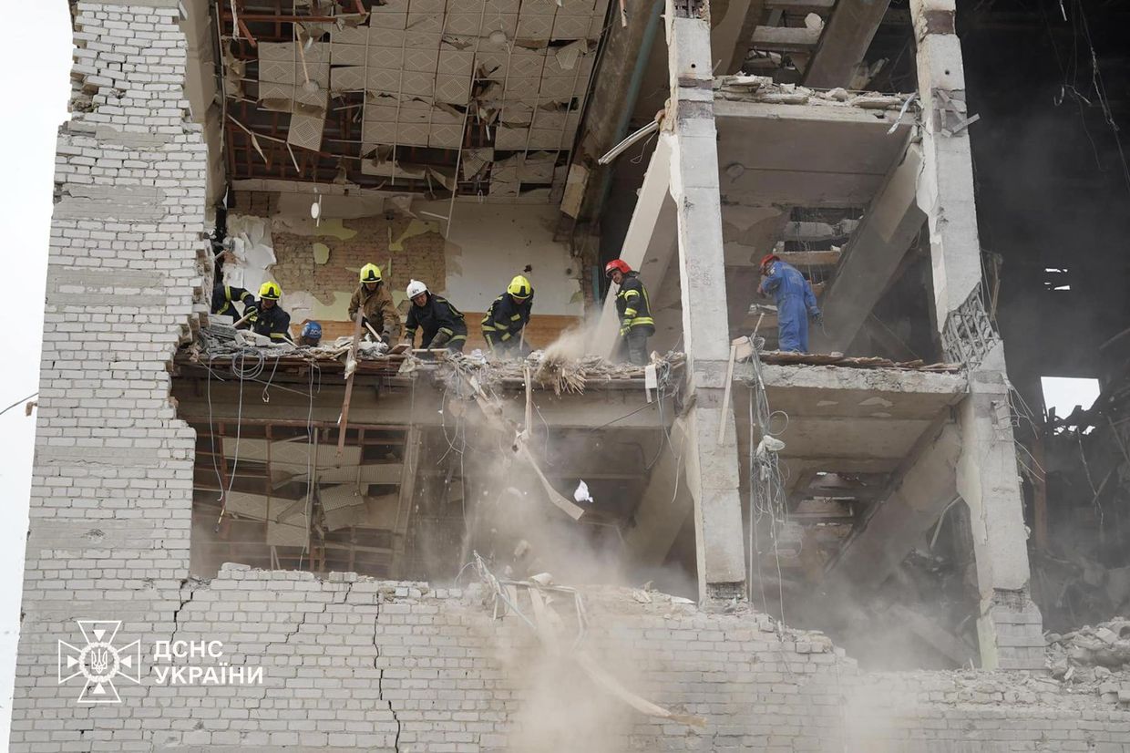 Personal del Servicio Estatal de Emergencias trabaja en el lugar del ataque con misiles rusos contra Poltava, Ucrania.