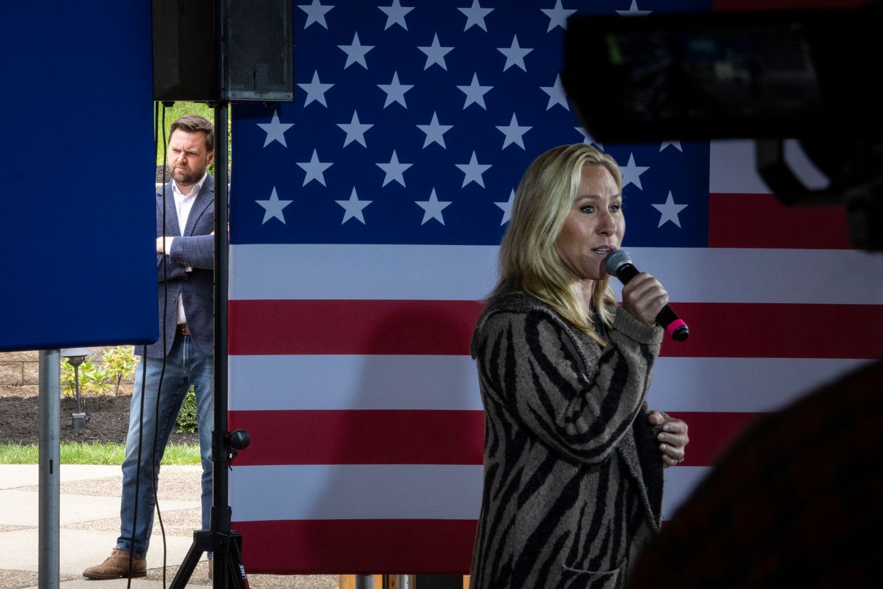 (De izq. a der.) JD Vance espera tras bambalinas mientras la representante Marjorie Taylor Greene (republicana por Georgia) habla