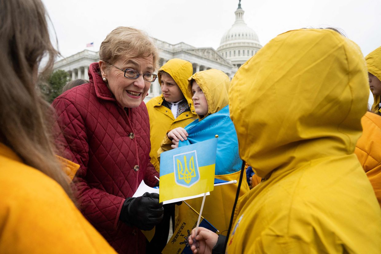 La representante estadounidense Marcy Kaptur (demócrata de Ohio) habla con refugiados ucranianos