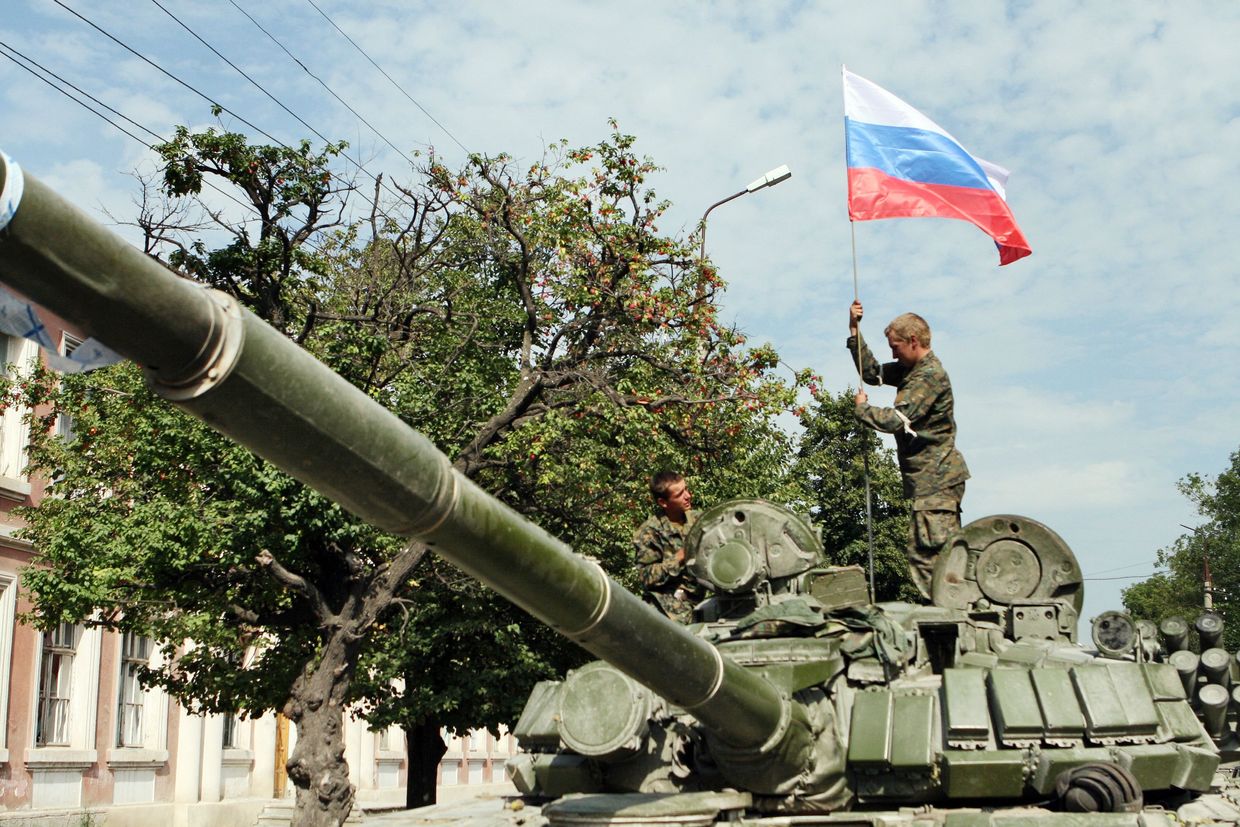 Russian soldiers place a Russian flag atop their tank in Tskhinvali, Georgia