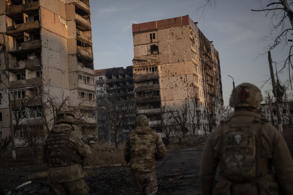 Ukrainian soldiers of the 72nd Mechanized Brigade on duty as Russian attacks on the city of Vuhledar, where a 'tank duel' is taking place 