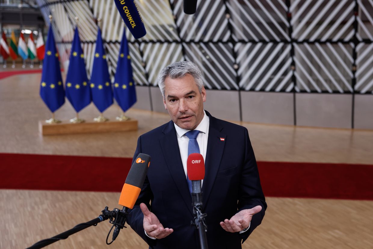 Austrian chancellor invites Ukraine, Russia to hold peace talks in Vienna