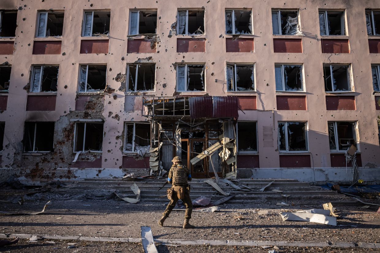 Ukrainian soldiers walk in the Ukrainian-controlled city of Sudzha