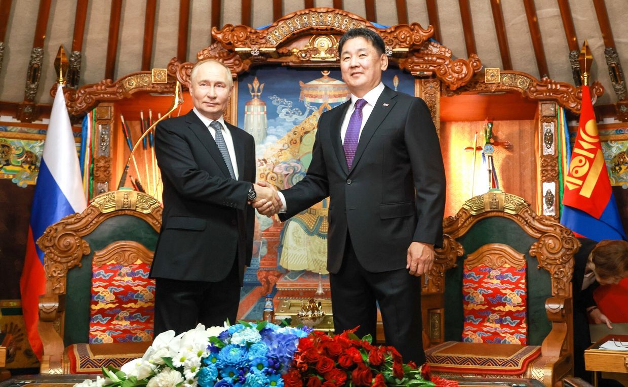 Russian President Vladimir Putin (L) and Mongolian President Ukhnaagiin Khurelsukh (R) 