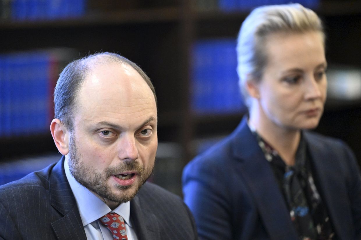 Russian journalist and activist Vladimir Kara-Murza (L) and Yulia Navalnaya