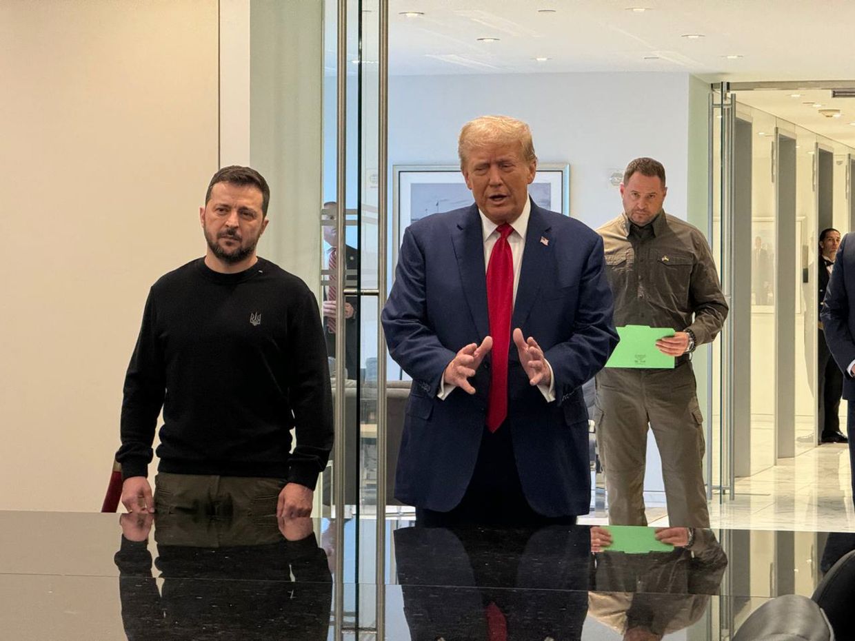 President of Ukraine Volodymyr Zelensky (L) and Republican presidential candidate former U.S. President Donald Trump (R) in NYC in 2024